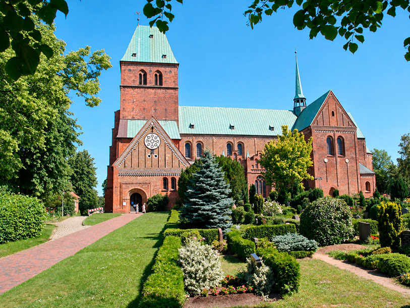 Kig indenfor i Ratzeburgs domkirke, hvor gamle murstenshvælv fortæller om byens lange historie