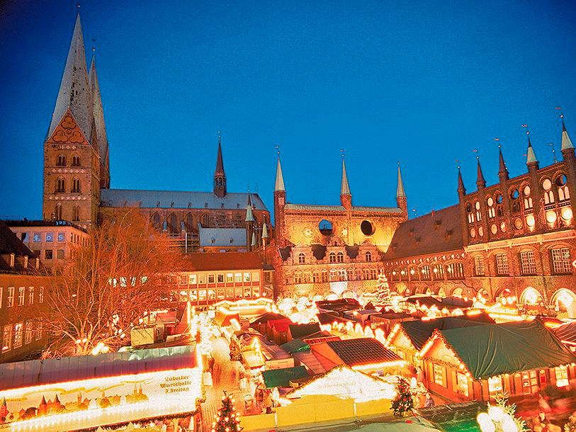 I kan lige akkurat nå at opleve Lübecks julemarked med lysende boder, julegodter og duften af varm Glühwein