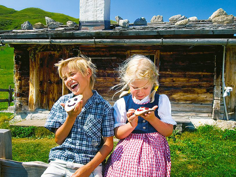 Bjergvand og sommerblomster i Seidlwinkltal