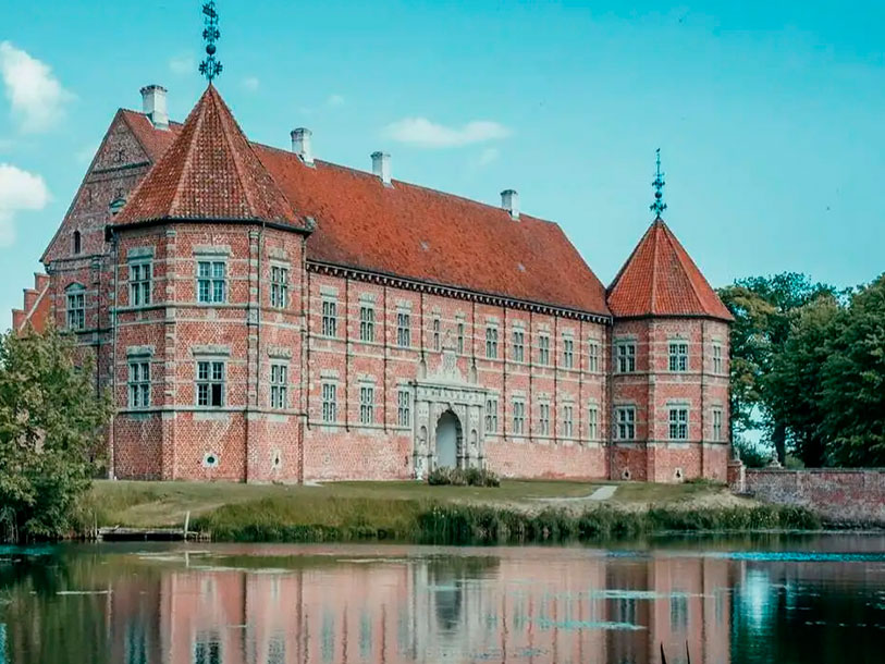 Nära Dronninglund kan du besöka Voergaard slott, som har utsetts till Danmarks vackraste herrgård